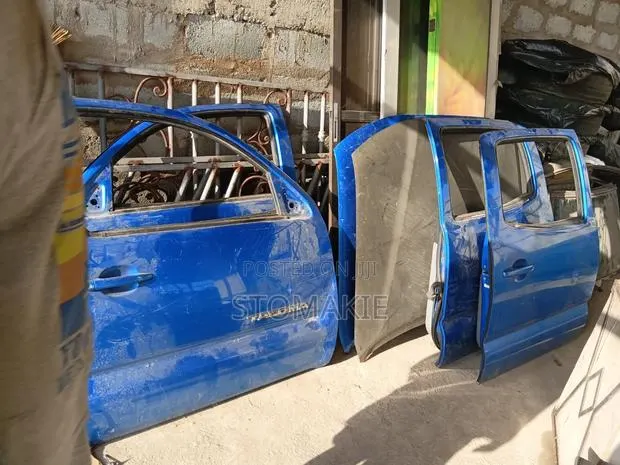 Set of 05 T0 15 Tacoma Doors and Bonnet · Photo 1