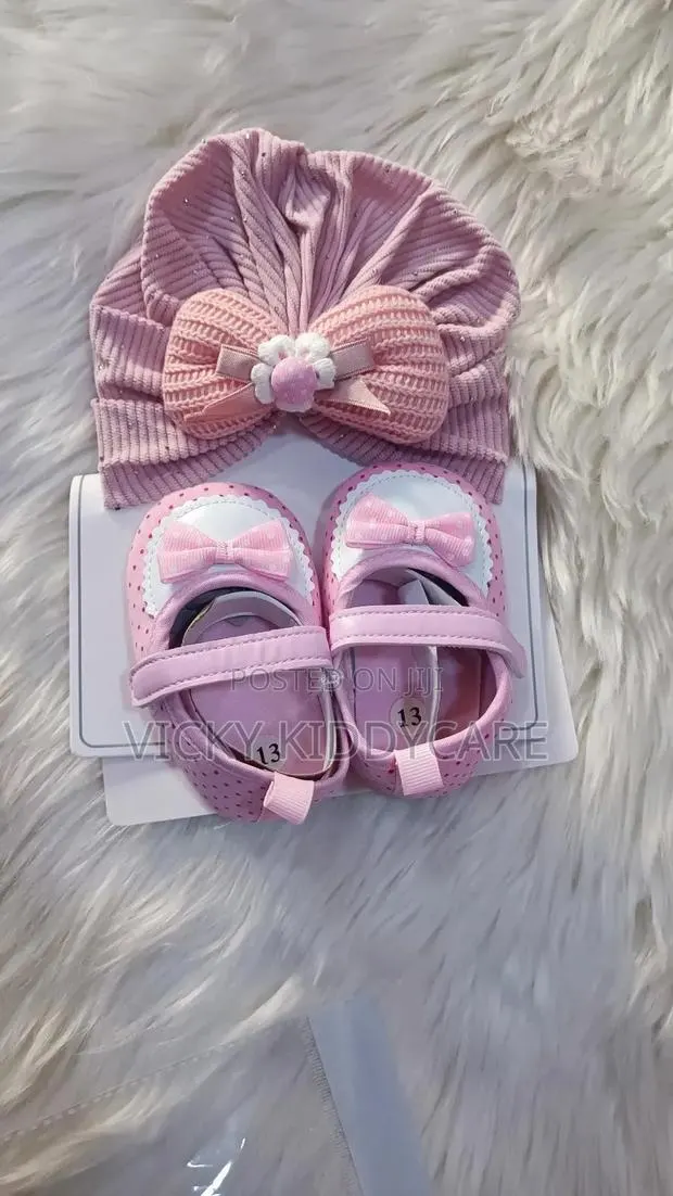 Baby Shoe for Girls With Scarf · Photo 2