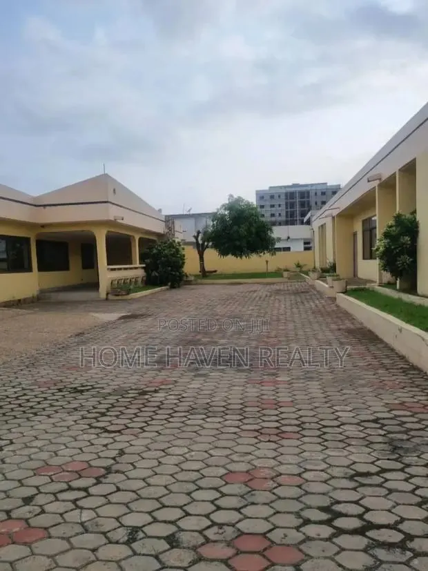 13bdrm House in West, Airport Residential Area for rent · Photo 1