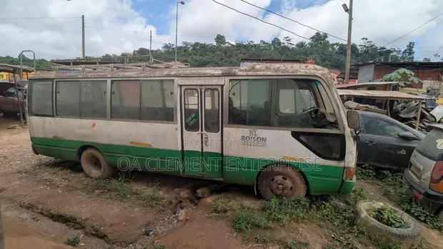 Toyota Coaster 2010 White · Photo 1
