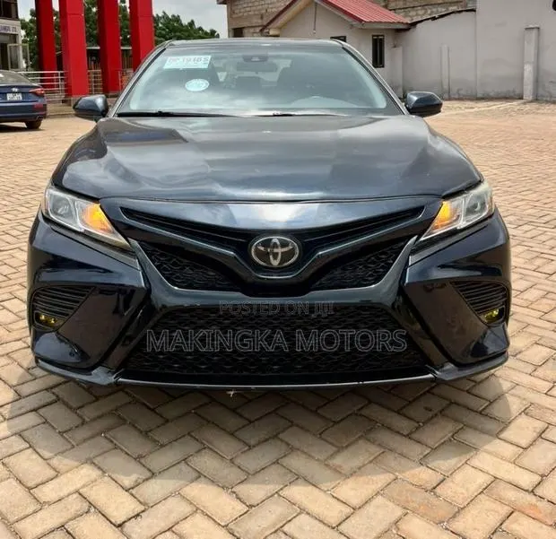 Toyota Camry SE FWD 2020 Black · Photo 1