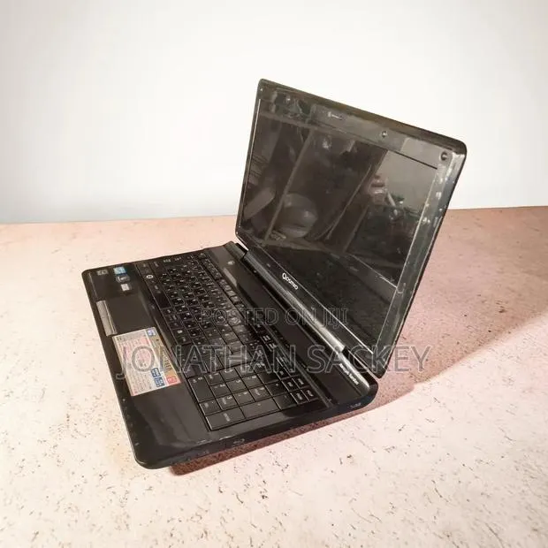 Laptop Toshiba Qosmio F750 8GB Intel Core i7 HDD 1T · Photo 1