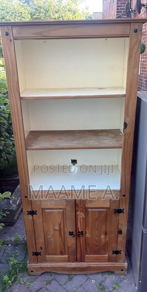Corona 2-Door Bookcase · Photo 1