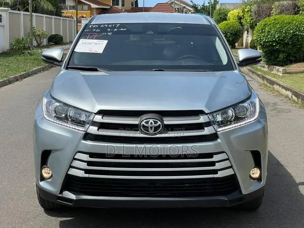 Toyota Highlander LE 2019 Silver · Photo 1
