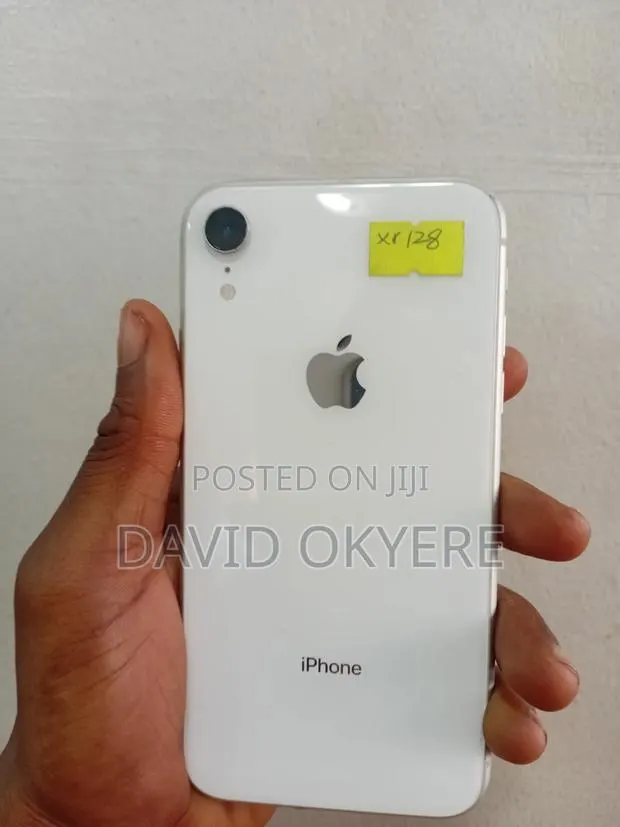 Apple iPhone XR 128 GB White · Photo 1