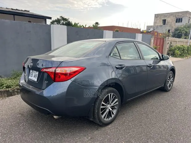 Toyota Corolla 2017 Gray · Photo 1