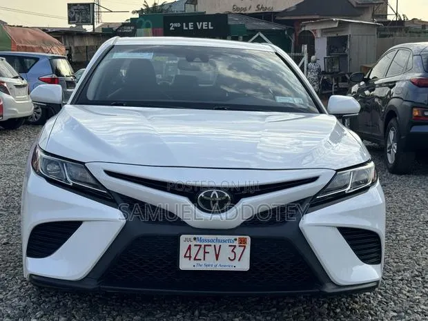 Toyota Camry 2018 White · Photo 1