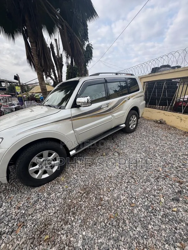 Mitsubishi Pajero V90 3.0 V6 GLS/GLX 2020 Gold · Photo 1