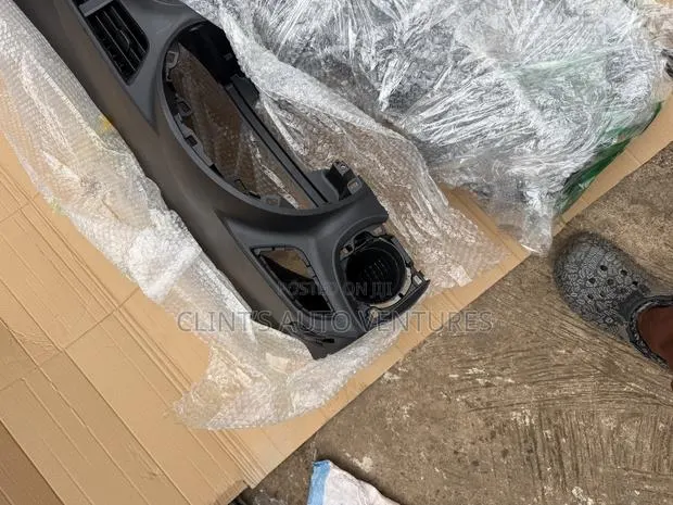 Toyota Vitz Dashboard 2012 · Photo 1