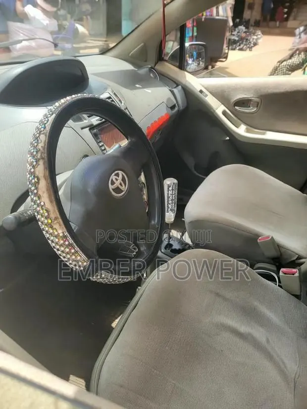 Toyota Vitz 2010 Silver · Photo 1