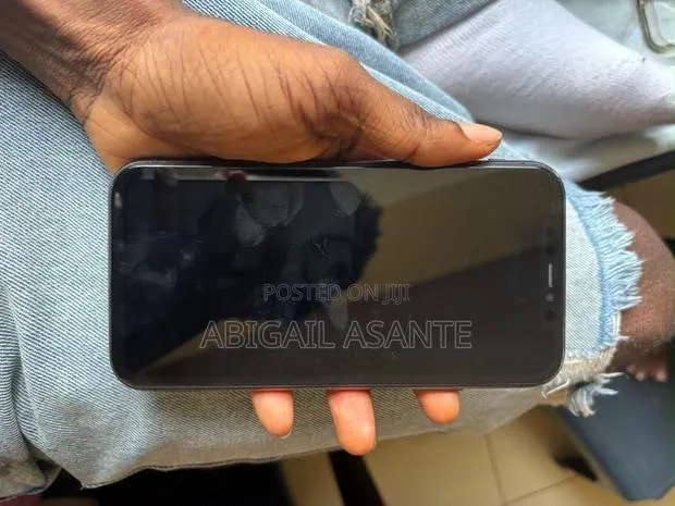Apple iPhone 11 64 GB Black · Photo 1