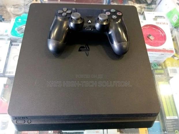 Playstation 4 Slim With 2 Controllers and New Games · Photo 2