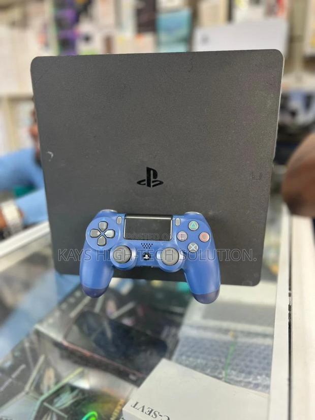 Playstation 4 Slim With 2 Controllers and New Games · Photo 3