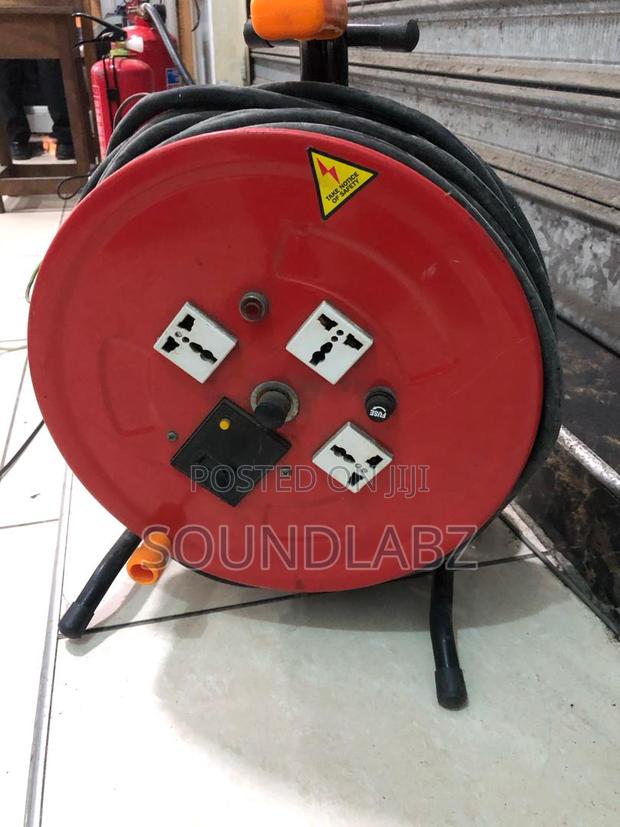 220V 60hz 3c*2.5mm British Plug Retractable Extension · Photo 1