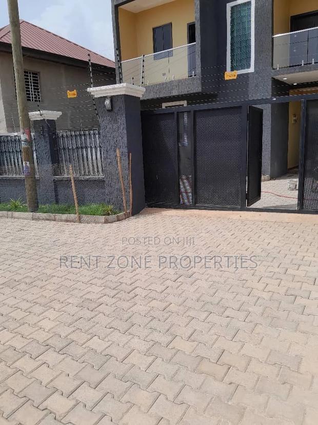 4bdrm Duplex in Ofankor for sale · Photo 7