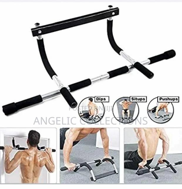 Iron Bar Push Up · Photo 1