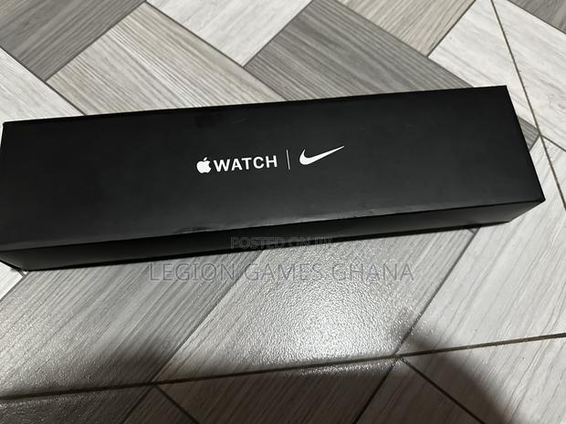 Apple Watch Series 7 Nike Edition · Photo 1