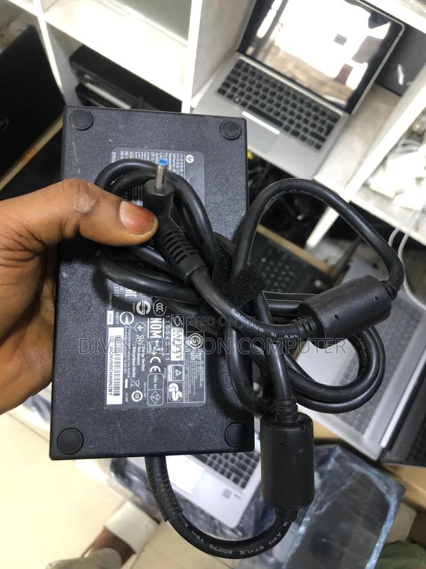 UK Used HP Blue Pin 19.5v—10.3A. 200w. · Photo 1