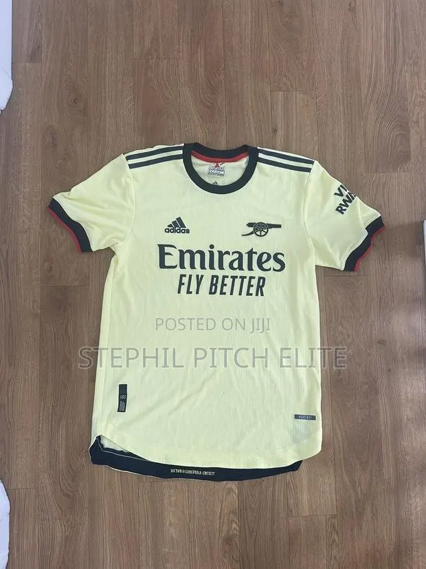 Arsenal 2021/22 Away Jersey · Photo 1