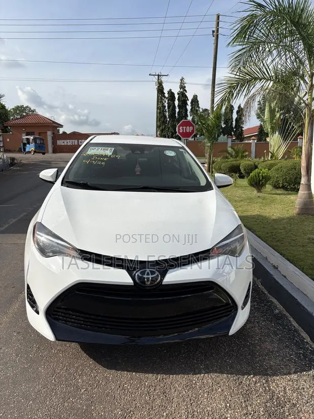 Toyota Corolla XLE 4dr Sedan (1.8L 4cyl CVT) 2017 White · Photo 1