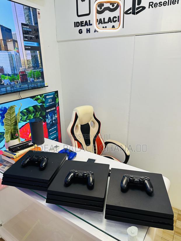 Playstation 4 Pro With 5 Games · Photo 2