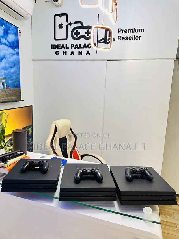 Playstation 4 Pro With 5 Games · Photo 3