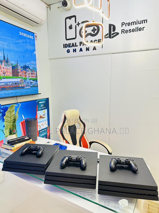 Playstation 4 Pro With 5 Games · Photo 4