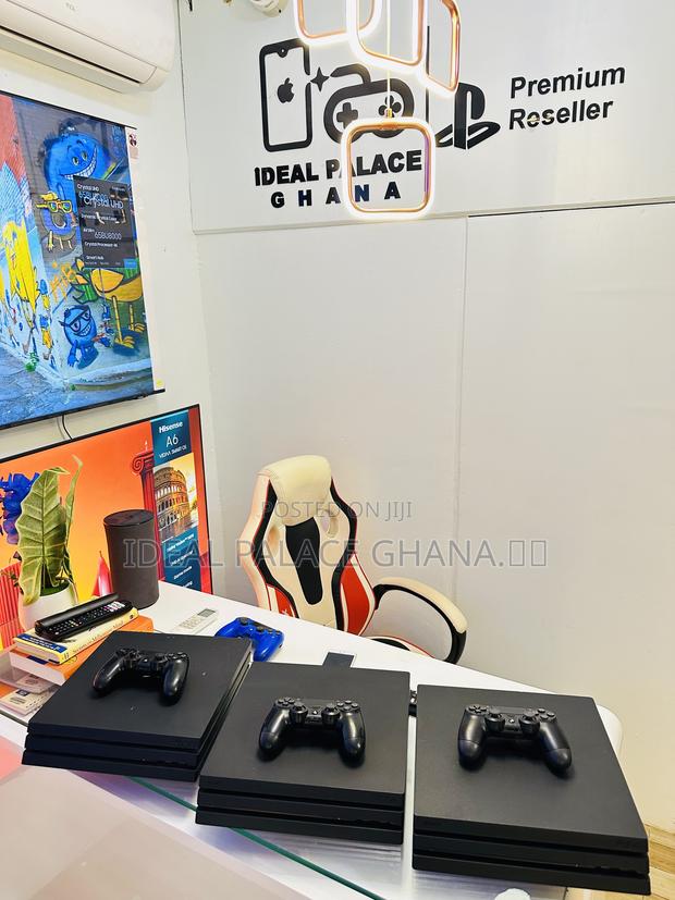 Playstation 4 Pro With 5 Games · Photo 1