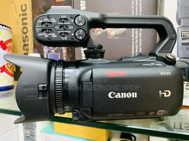 Durable Canon Xa30 Professional Handheld Video Camera. · Photo 1