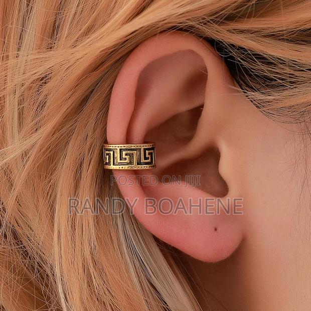 Retro Carving Non Piercing Ear Cuff · Photo 1