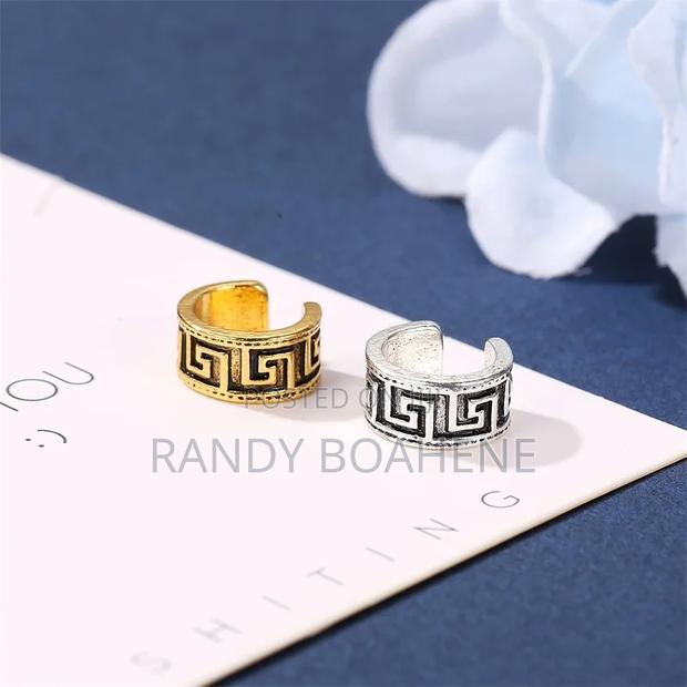 Retro Carving Non Piercing Ear Cuff · Photo 3