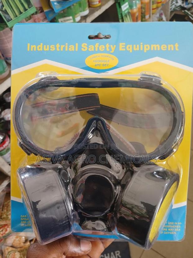Industrial Mask And Goggles Set · Photo 5