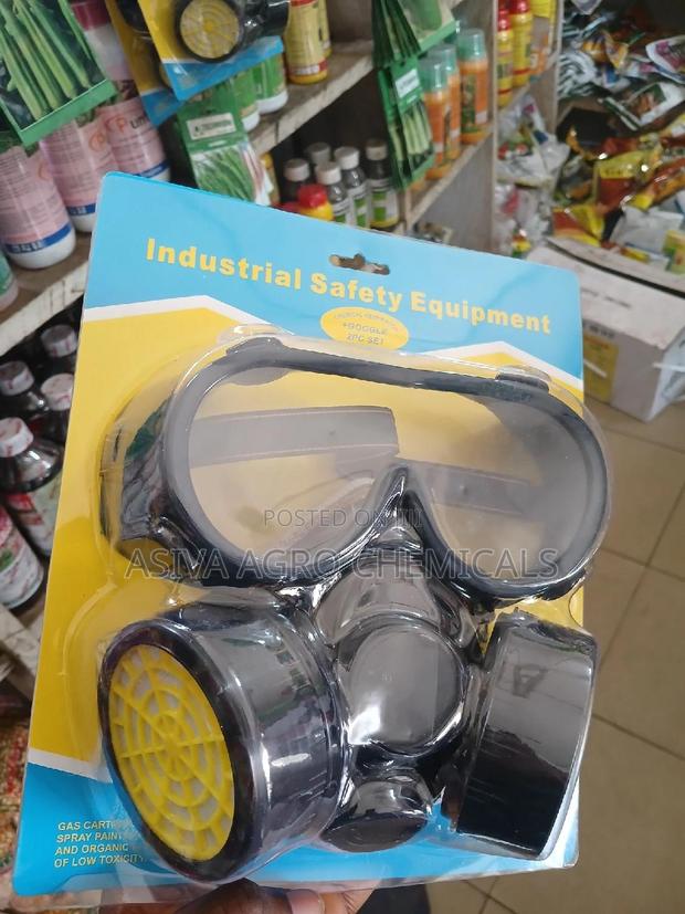 Industrial Mask And Goggles Set · Photo 7