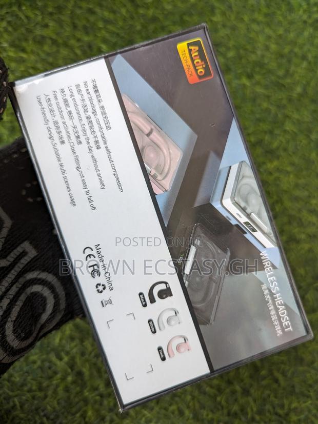 Media 7 Plus Ear Hook Earbuds · Photo 2