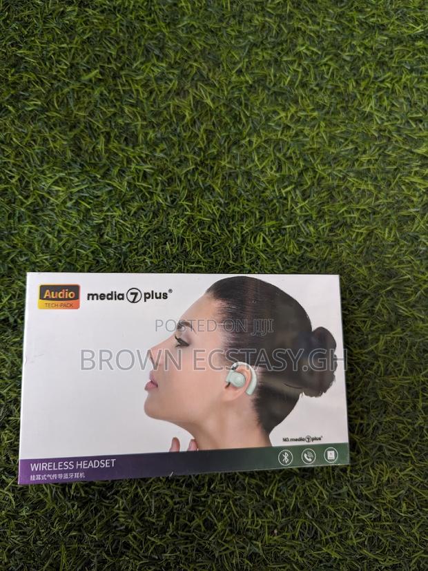 Media 7 Plus Ear Hook Earbuds · Photo 3