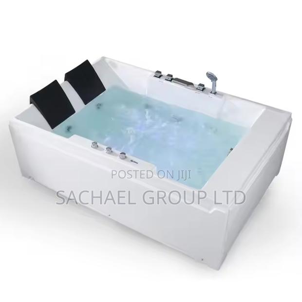 Luxurious Double Person Jacuzzi Bath · Photo 3