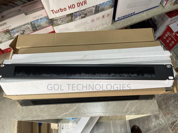 1U Network Cable Management BRUSH · Photo 3