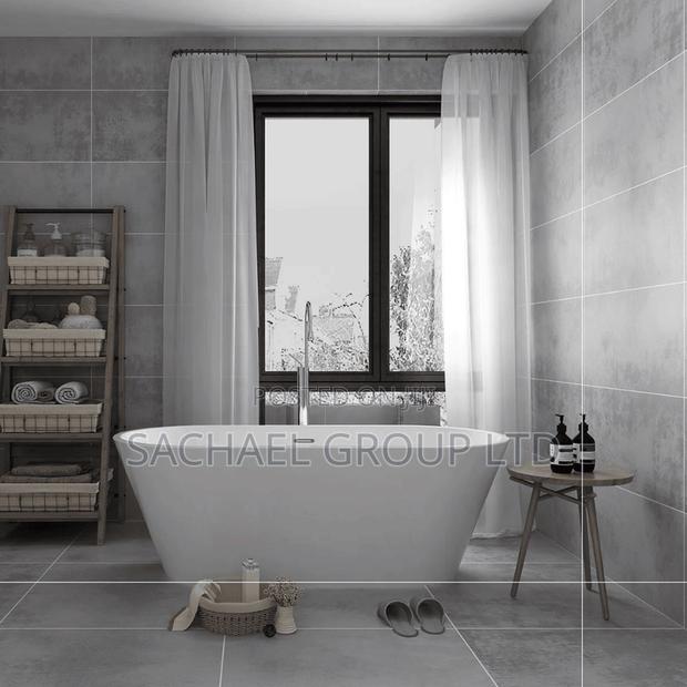 Ceramic Bathtub With Freestand · Photo 1