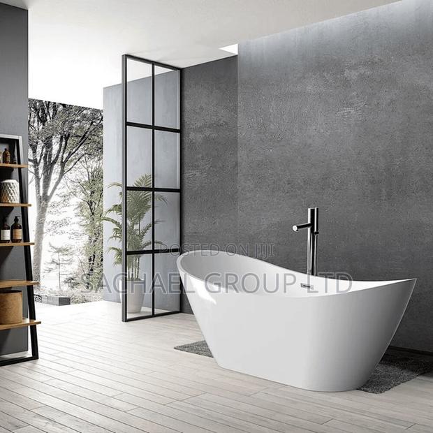 Ceramic Bathtub With Freestand · Photo 2