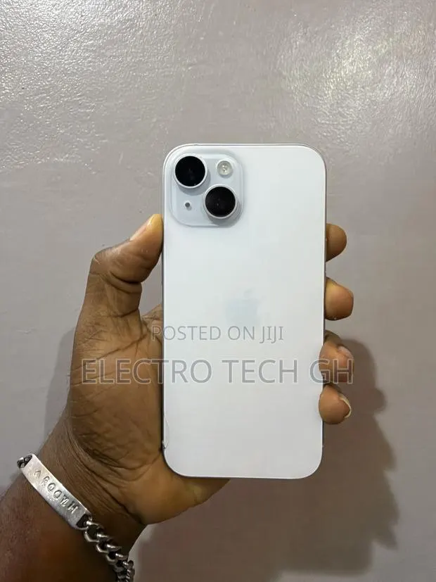 Apple iPhone 15 128 GB White · Photo 1
