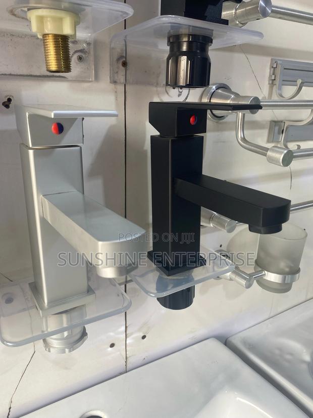 Hot and Cold Lifting Basin Tap · Photo 1