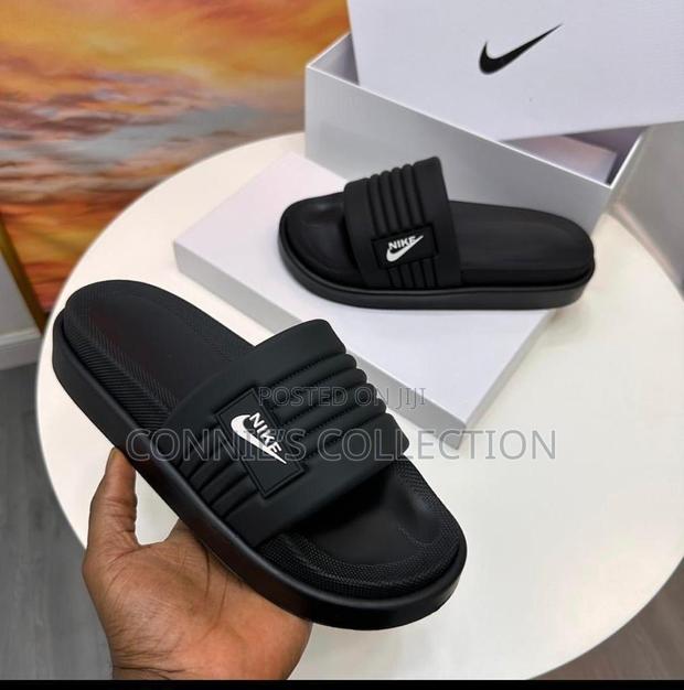 Nike Slippers · Photo 1