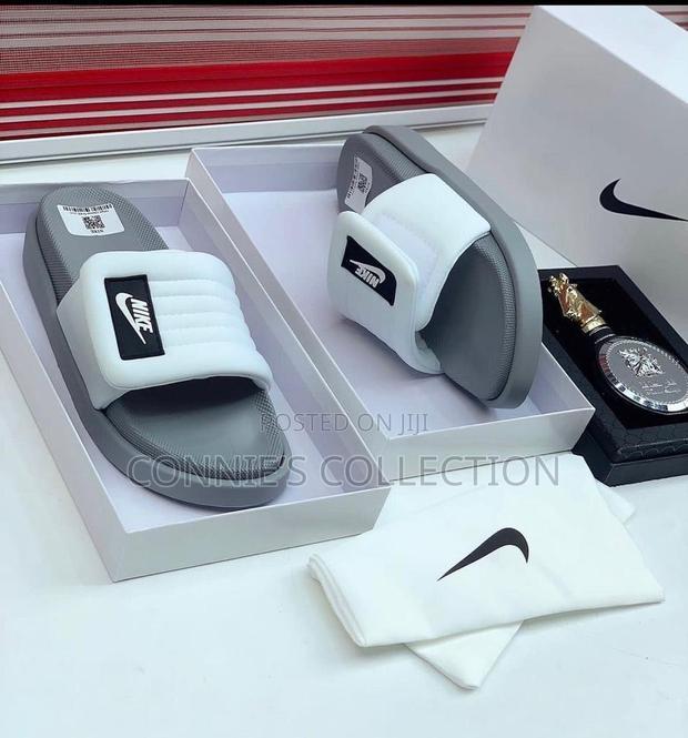 Nike Slippers · Photo 1