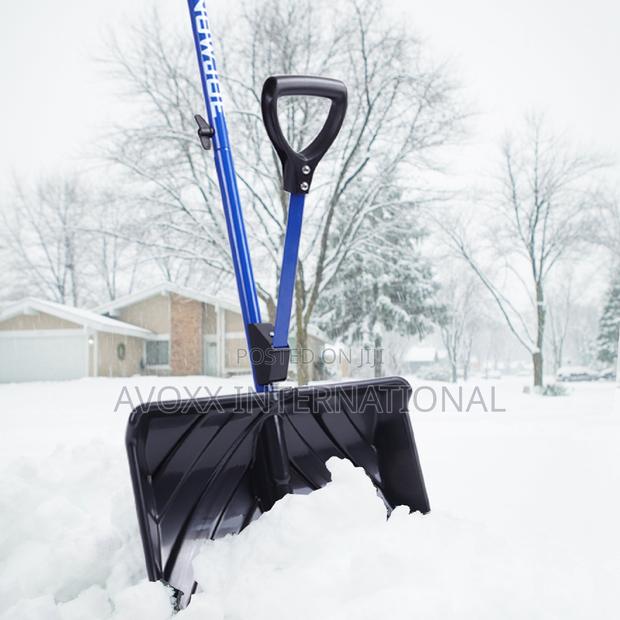 Snow Joe SJ-SHLV01 Shovelution Strain-Reducing Snow Shovel · Photo 2