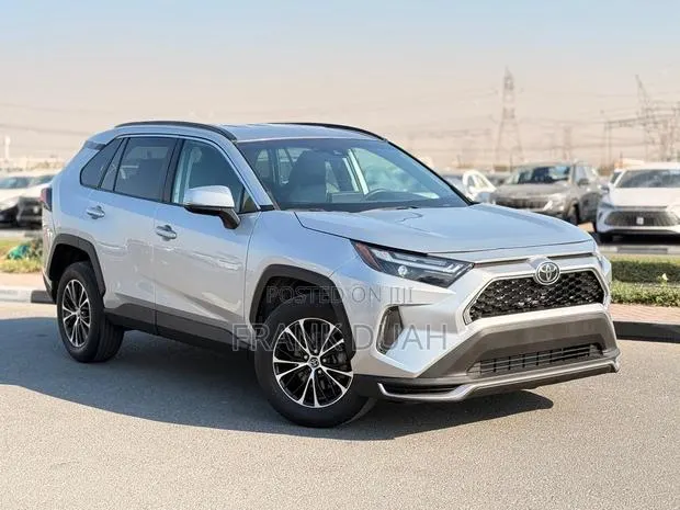 Toyota RAV4 LE 2021 Silver · Photo 1