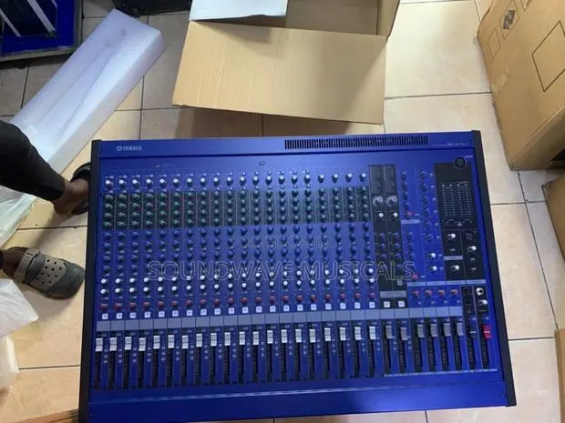 Yamaha Mg 24 Channel Mixer Console · Photo 1