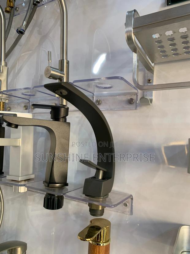 Solid Hot and Cold Kitchen Sink Tap · Photo 1