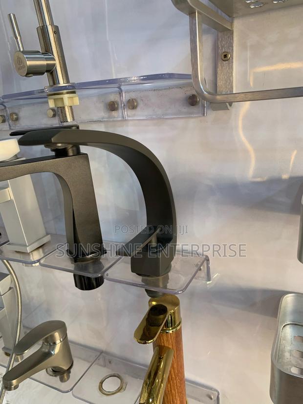 Solid Hot and Cold Kitchen Sink Tap · Photo 3