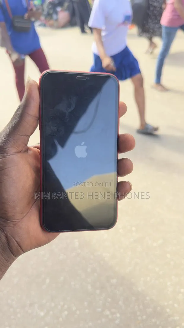 Apple iPhone XR 64 GB Red · Photo 1