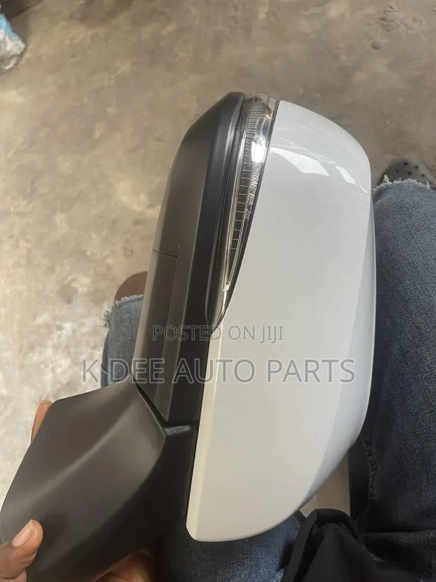RAV4 2021 to 2024 Model Side Mirror With Sensor and Light · Photo 1